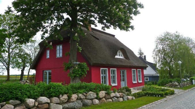 ejerskifteforsikring Når du køber hus, er det en god idé at få en ejerskifteforsikring.